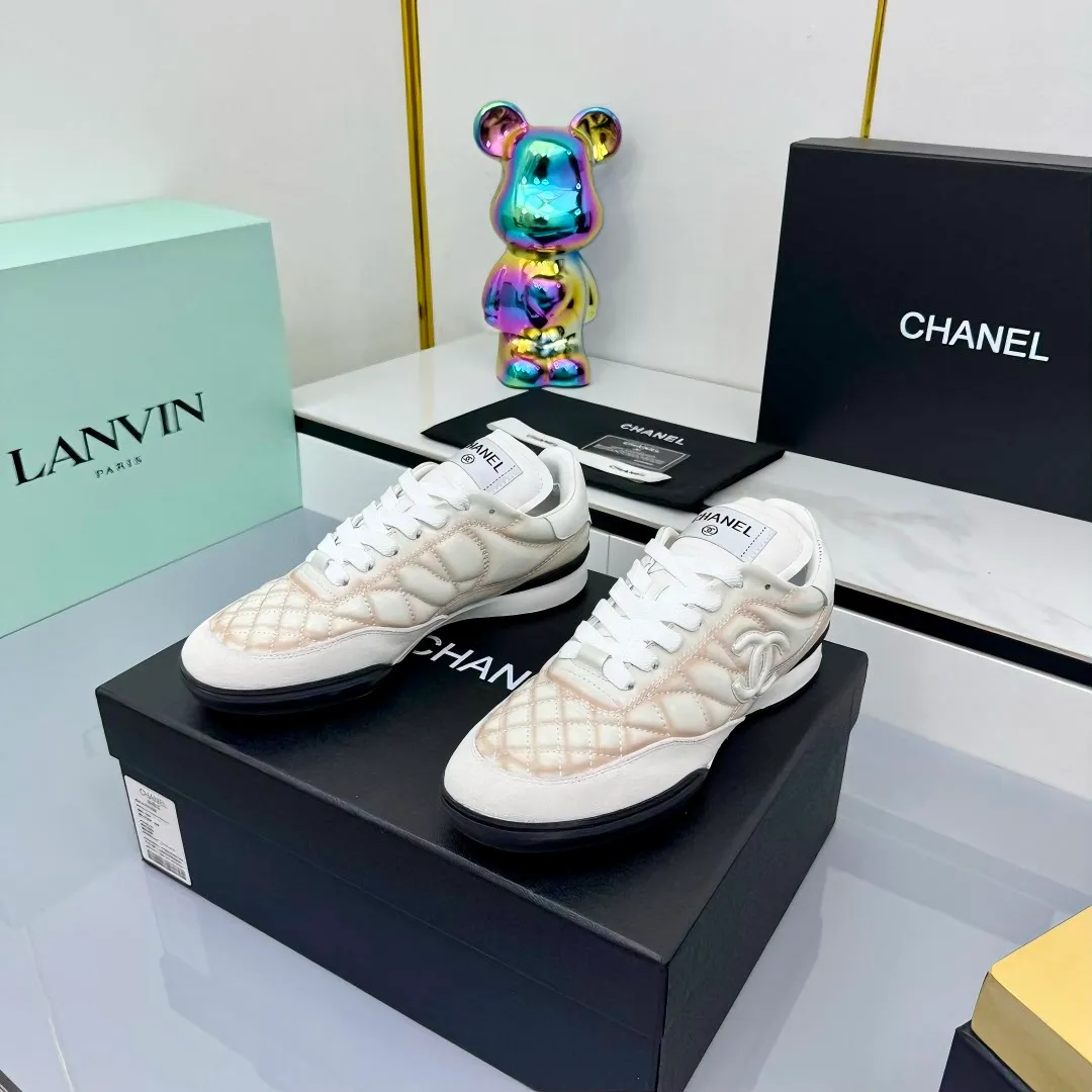 👟👟Ex-factory price 640👟👟 Top version Chanel Chanel - 2025 counter top casual sports shoes This sneaker is a classic design; the upper is electro-embroidered with a variety of techniques; the outsole is fashionable and sporty; it is unusual to incorporate a variety of color matching elements... The diversified mix and match is very beautiful and versatile, and can be used for leisure, fashion, sports and outdoor... ꫛꫀꪝ Go➫ Material: ❶The upper is made of: original cowhide ❷The inner lining is made of: original imported sheepskin ❸The outsole is based on: original TPU combination outsole Full set of boutique packaging for women 35–41 👉